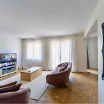 Апартаменты Spacious 3br - Sleeps 9 - Eiffel Tower Peek View *