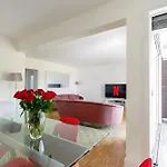 Spacious 3br - Sleeps 9 - Eiffel Tower Peek View