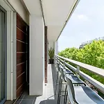 Spacious 3br - Sleeps 9 - Eiffel Tower Peek View *
