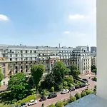 Spacious 3br - Sleeps 9 - Eiffel Tower Peek View Париж