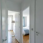 Апартаменты Spacious 3br - Sleeps 9 - Eiffel Tower Peek View *
