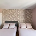 Апартаменты Spacious 3br - Sleeps 9 - Eiffel Tower Peek View Париж