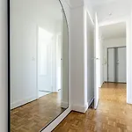 Spacious 3br - Sleeps 9 - Eiffel Tower Peek View Апартаменты Париж