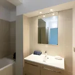 Spacious 3br - Sleeps 9 - Eiffel Tower Peek View * Париж