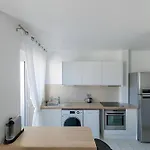 Spacious 3br - Sleeps 9 - Eiffel Tower Peek View * Париж