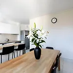 Апартаменты Spacious 3br - Sleeps 9 - Eiffel Tower Peek View