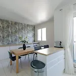 Апартаменты Spacious 3br - Sleeps 9 - Eiffel Tower Peek View Париж