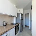 Апартаменты Spacious 3br - Sleeps 9 - Eiffel Tower Peek View *