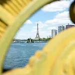 Апартаменты Spacious 3br - Sleeps 9 - Eiffel Tower Peek View *