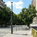 Spacious 3br - Sleeps 9 - Eiffel Tower Peek View * Париж