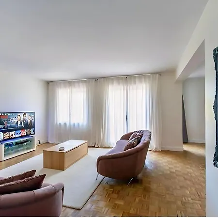 Apartman Eiffel View - Spacious 3Br - Sleeps 9 - Terrace *