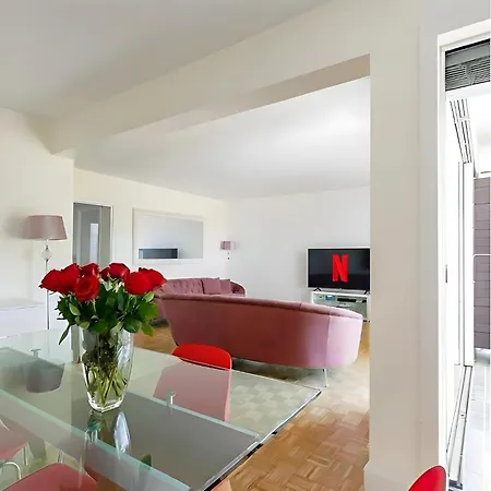 Eiffel View - Spacious 3Br - Sleeps 9 - Terrace