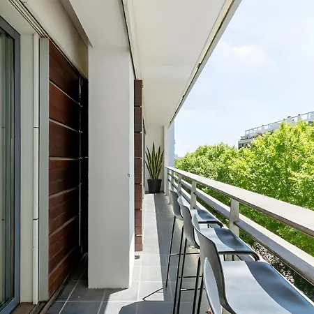 Eiffel View - Spacious 3Br - Sleeps 9 - Terrace *