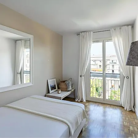 Apartman Eiffel View - Spacious 3Br - Sleeps 9 - Terrace *