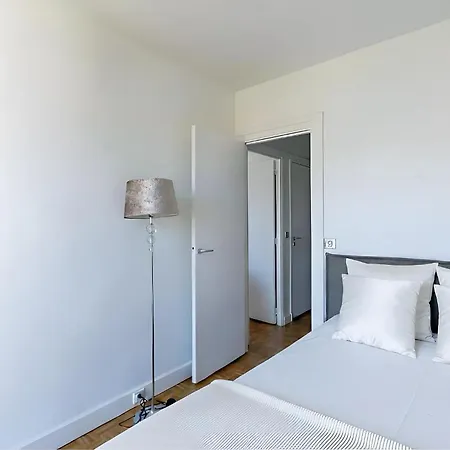 Eiffel View - Spacious 3Br - Sleeps 9 - Terrace