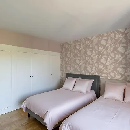 Eiffel View - Spacious 3Br - Sleeps 9 - Terrace