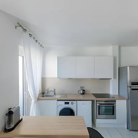 Eiffel View - Spacious 3Br - Sleeps 9 - Terrace * Párizs