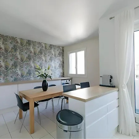 Apartman Eiffel View - Spacious 3Br - Sleeps 9 - Terrace Párizs