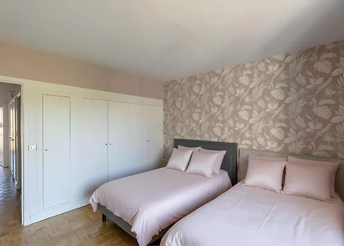 Eiffel Tower Peek View - Big 3br For 9 Guests