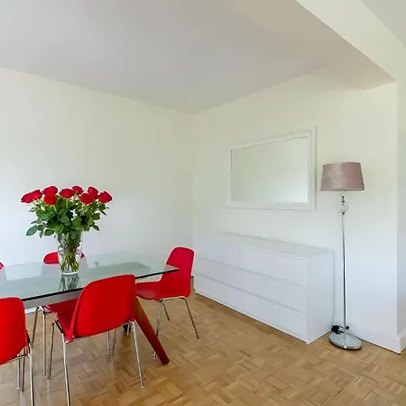 Spacious 3br - Sleeps 9 - Eiffel Tower Peek View Apartament