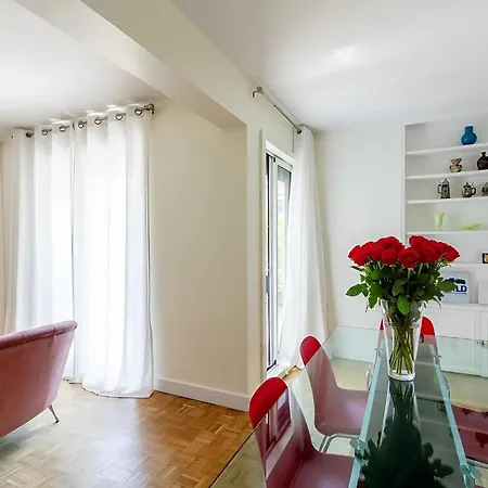 Spacious 3br - Sleeps 9 - Eiffel Tower Peek View Apartament *