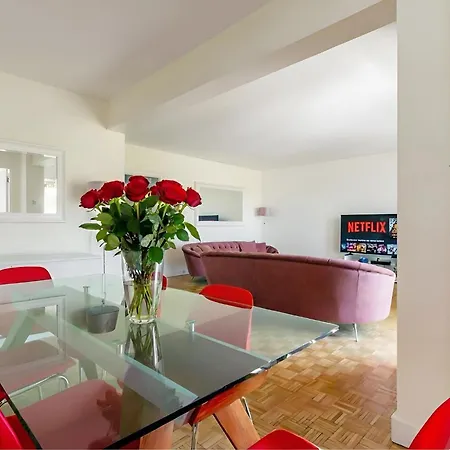 Spacious 3br - Sleeps 9 - Eiffel Tower Peek View * Paryż