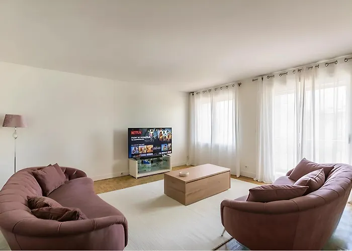 Eiffel Tower Peek View - Big 3br For 9 Guests