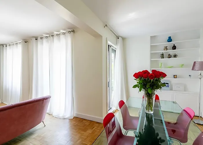 Eiffel Tower Peek View - Big 3br For 9 Guests Appartement *