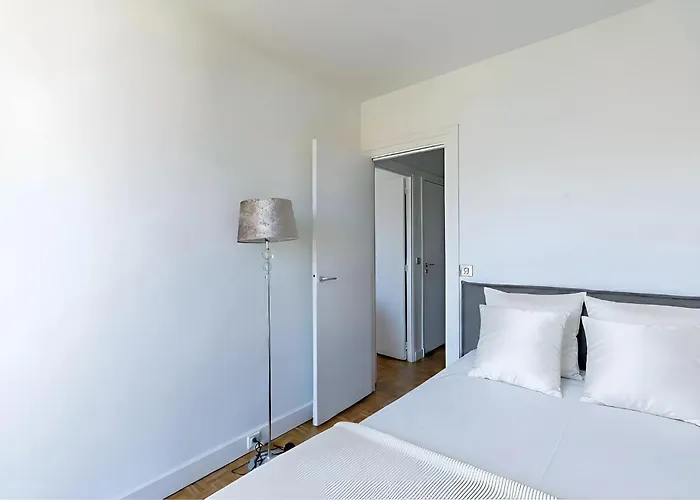 Eiffel Tower Peek View - Big 3br For 9 Guests