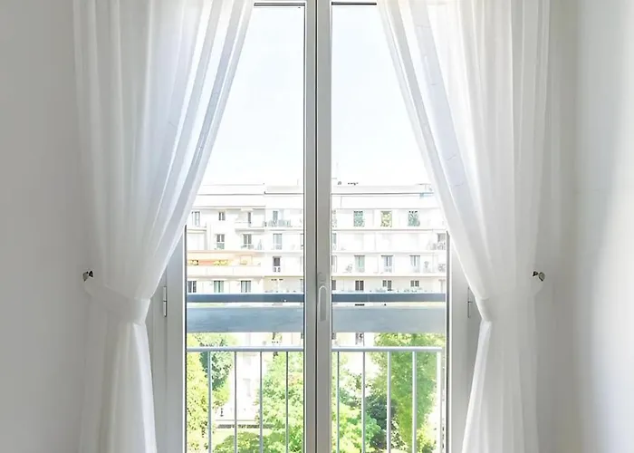 Eiffel Tower Peek View - Big 3br For 9 Guests 아파트 *